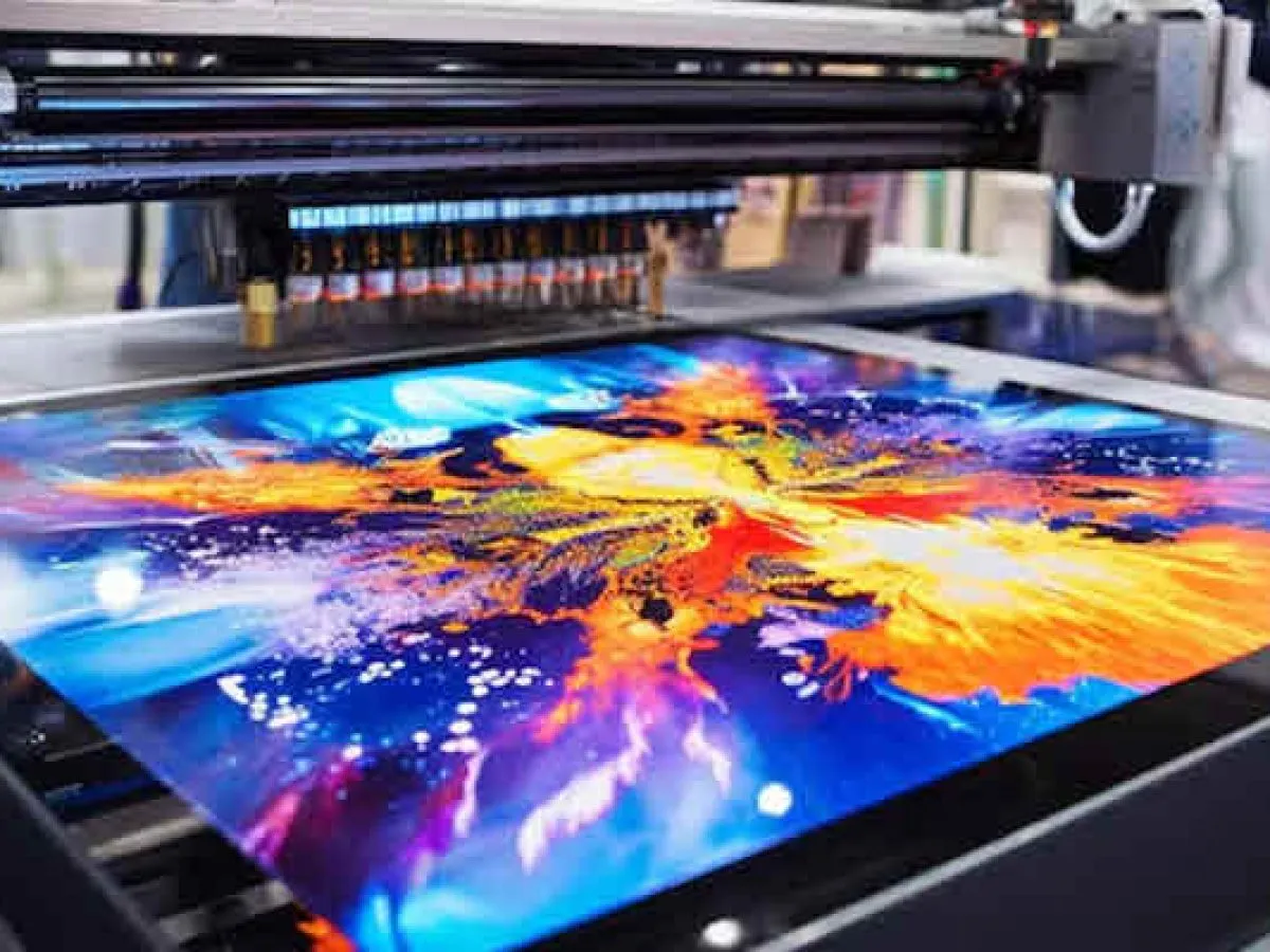 Impresora UV de gran formato imprimiendo arte a todo color